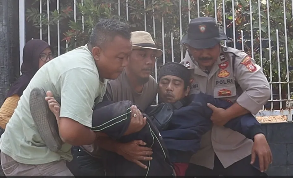 Sigap Bantu Korban Kecelakaan Saat Salurkan Air Bersih, Kanit Dalmas Polres Purwakarta Tunjukkan Kepedulian Kemanusiaan