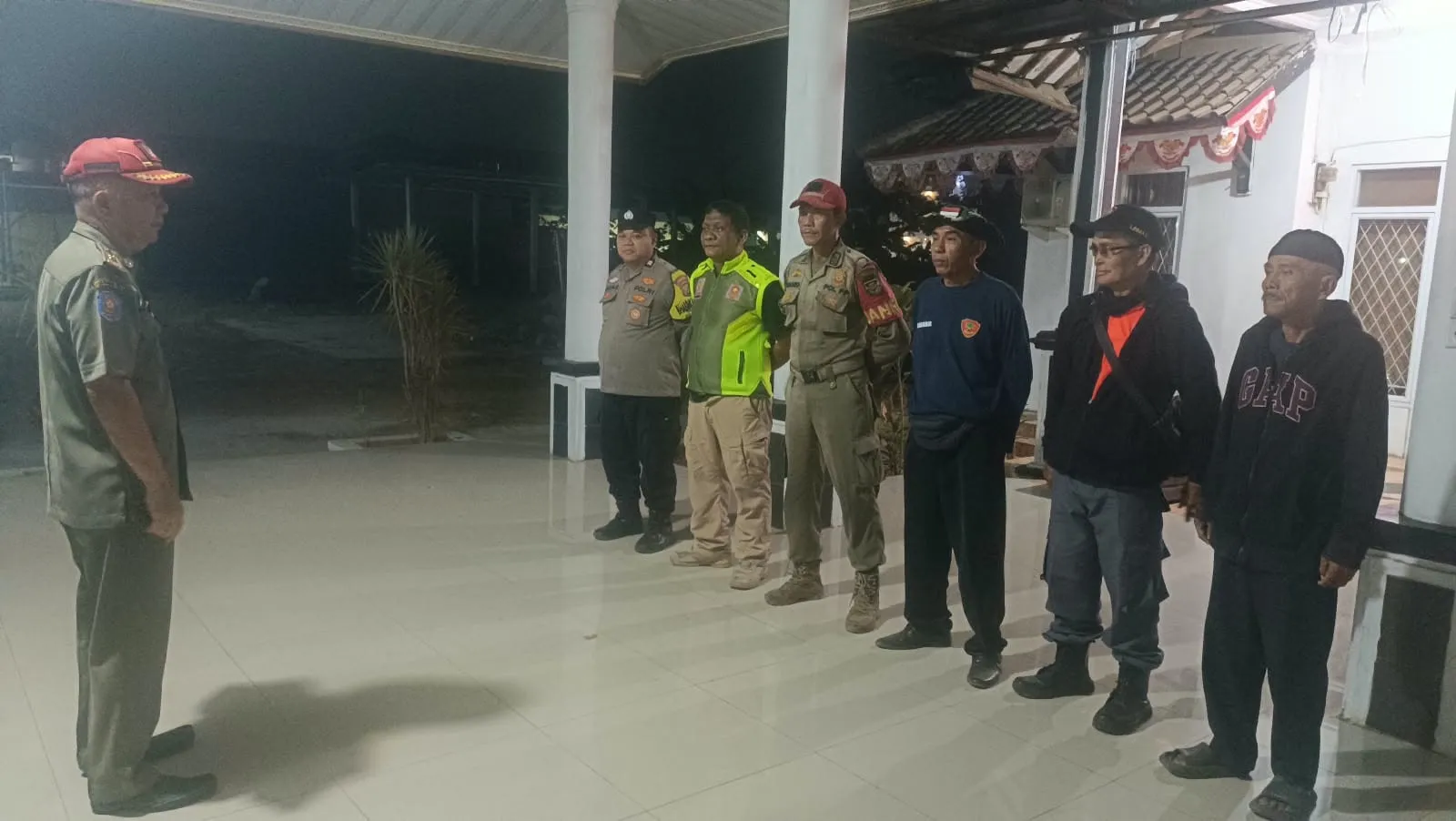 Polsek Bungursari Bersama Satpol PP dan Linmas Tertibkan Pelajar pada Malam Hari, Pengawasan Jam Malam di Cikopo Diperketat - BERITA POLRI INDEPENDEN INVESTIGASI Polsek Bungursari Bersama Satpol PP dan Linmas Tertibkan Pelajar pada Malam Hari, Pengawasan Jam Malam di Cikopo Diperketat