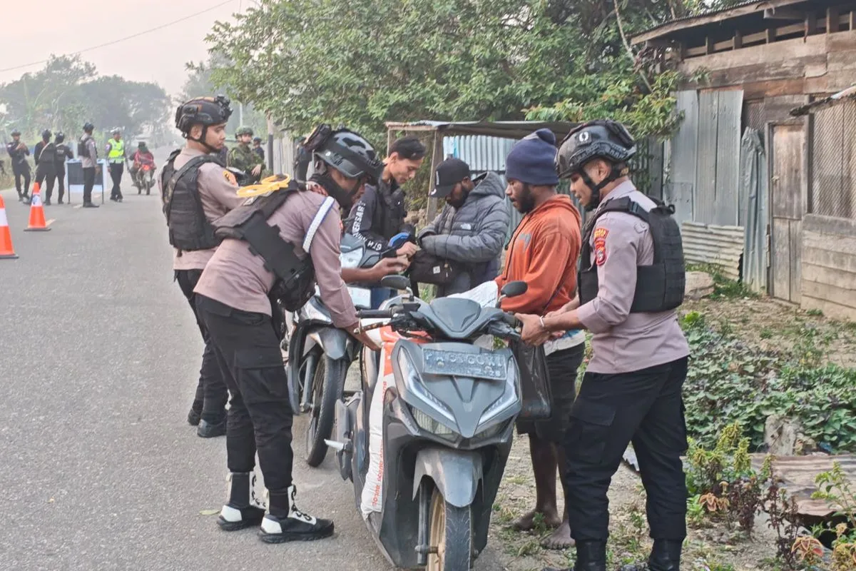 Polres Dogiyai dan TNI Razia Dua Kampung, Amankan Dua Pisau, Parang dan Katapel