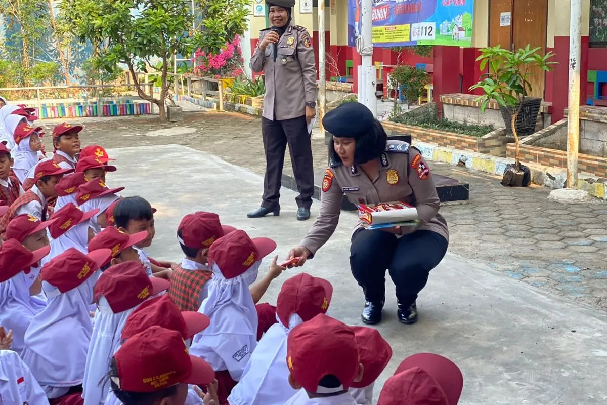 Polri Sambangi SDN Cilangkap 8 Depok, Edukasi Siswa dan Bagikan 550 Paket Makanan Bergizi