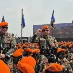 Panglima TNI dan Kapolri Terima Brevet Komando Korpasgat, Saksikan Aksi Pasukan Baret Jingga di Bandung