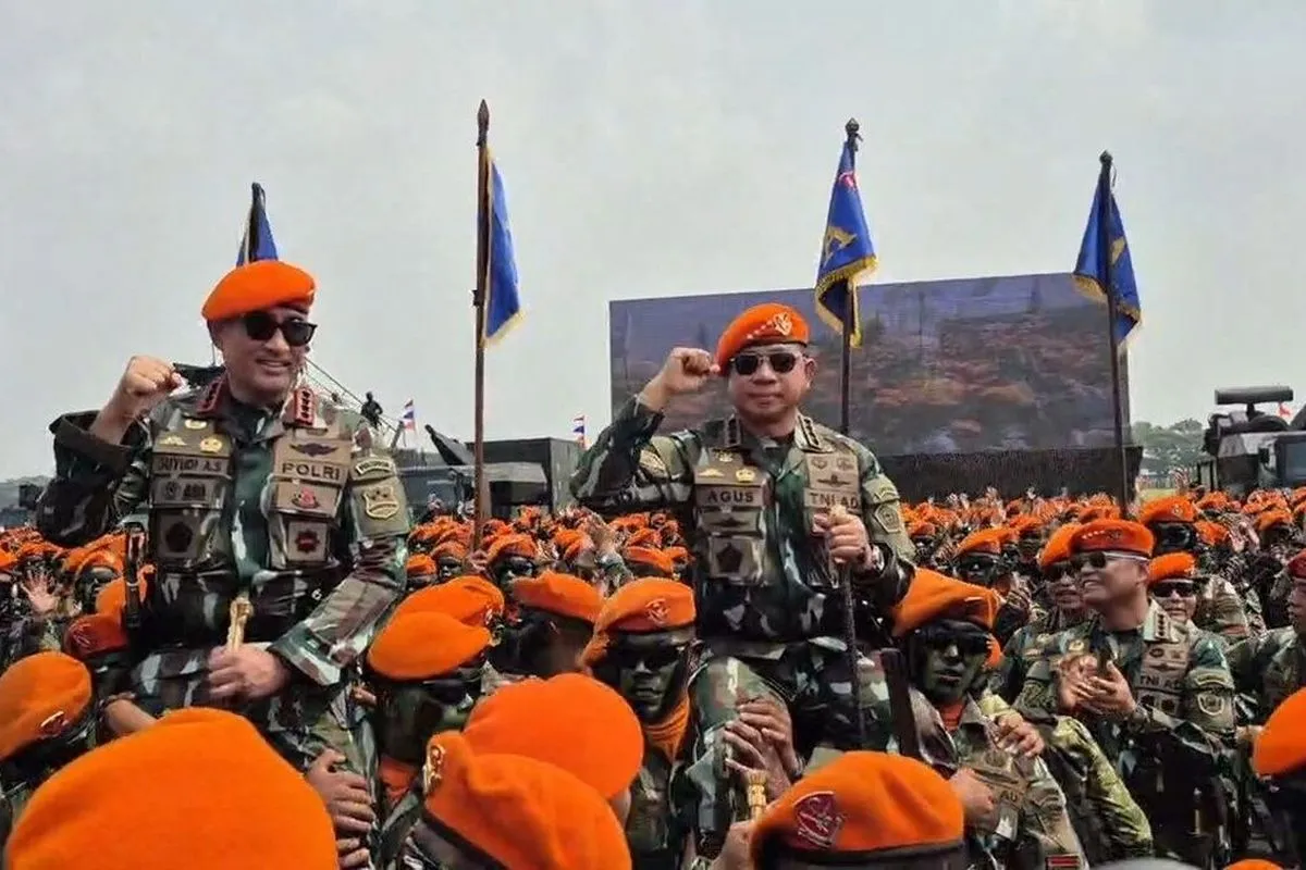Panglima TNI dan Kapolri Terima Brevet Komando Korpasgat, Saksikan Aksi Pasukan Baret Jingga di Bandung