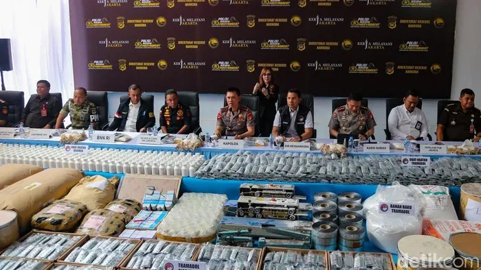 Polisi Temukan Uang Tunai Rp9 Miliar di Pabrik Obat Ilegal Sukoharjo, Dua Terduga Pemilik Diburu