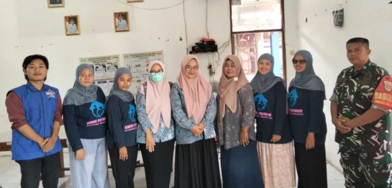 Babinsa Koramil 1601/Indramayu Pantau Pelayanan Kesehatan di Bojongsari, 34 Warga Ikuti Pemeriksaan
