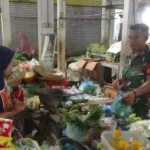 Babinsa Koramil 1605 Sukagumiwang Pantau Harga Sembako di Pasar Tulungagung, Cabai Rawit Tembus Rp50 Ribu per Kilogram