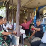 Babinsa Koramil 1608/Karangampel Ajak Tokoh Pemuda dan Warga Jaga Kebersihan Desa untuk Cegah DBD