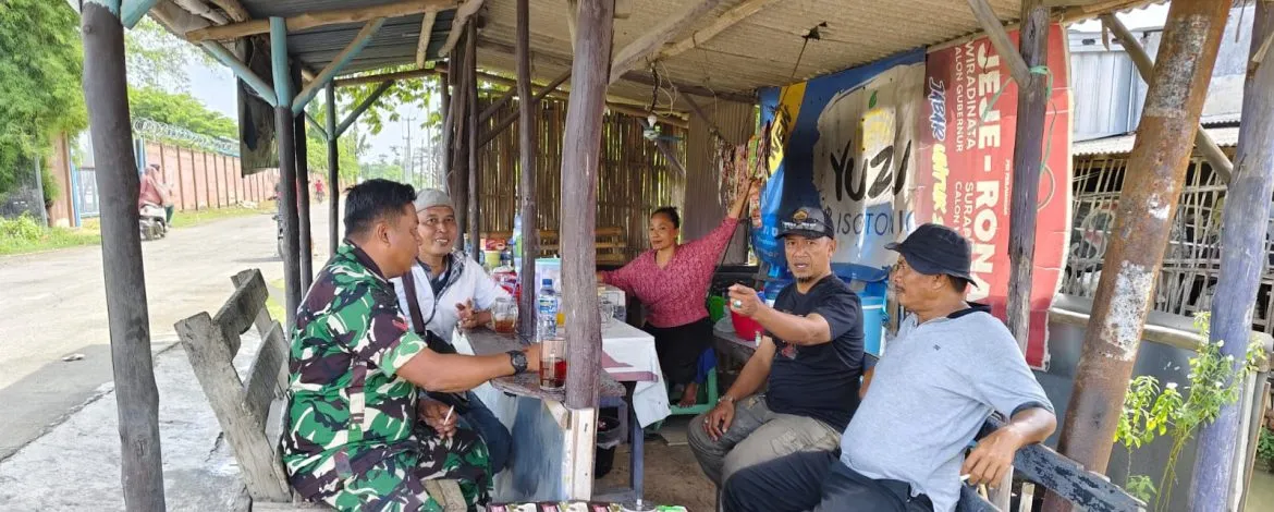 Babinsa Koramil 1608/Karangampel Ajak Tokoh Pemuda dan Warga Jaga Kebersihan Desa untuk Cegah DBD
