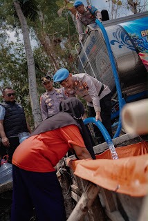 Bantu Warga Terdampak Kekeringan Propam Polda Jateng Distribusikan Air Bersih ke Desa Dukuh Klaten - BERITA POLRI INDEPENDEN INVESTIGASI Bantu Warga Terdampak Kekeringan, Propam Polda Jateng Salurkan Air Bersih ke Desa Dukuh Klaten
