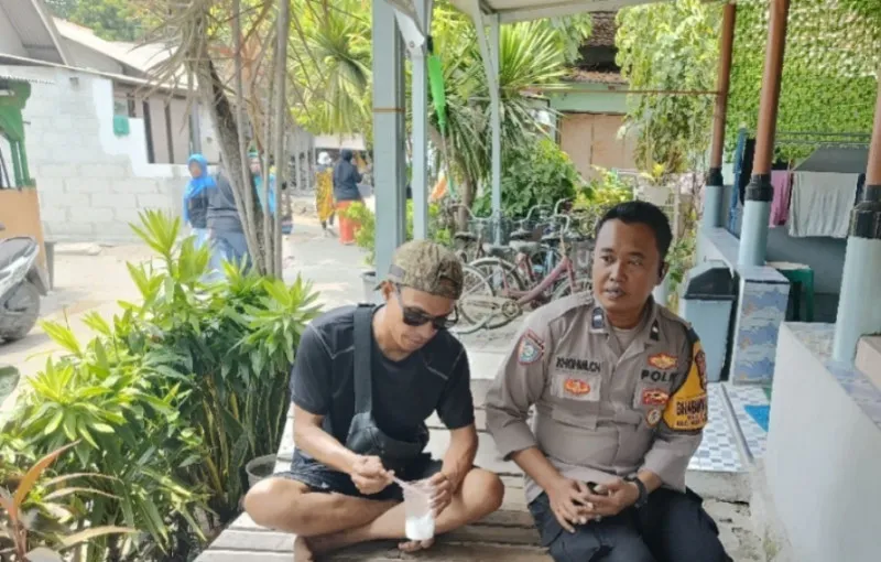 Bhabinkamtibmas Pulau Pari Sosialisasikan Layanan Polisi 110, Ajak Warga Tingkatkan Kepedulian terhadap Keamanan Lingkungan