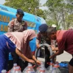 Brimob Polda Jatim Distribusikan 40 Ribu Liter Air Bersih untuk 250 Keluarga di Gresik dan Sidoarjo