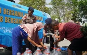 Brimob Polda Jatim Distribusikan 40 Ribu Liter Air Bersih untuk 250 Keluarga di Gresik dan Sidoarjo