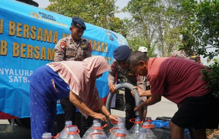 Brimob Polda Jatim Distribusikan 40 Ribu Liter Air Bersih untuk 250 Keluarga di Gresik dan Sidoarjo