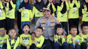 Mbah Con Bikin Suasana Mapolresta Surakarta Ceria, Begini Cara Kapolresta Dekatkan Anak dengan Polisi