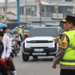 Dukung Program 100 Hari Kapolri, Wakapolda Kalsel Turun Jalan Pimpin Gatur Lalin Di Bundaran Simpang 4 Banjarbaru