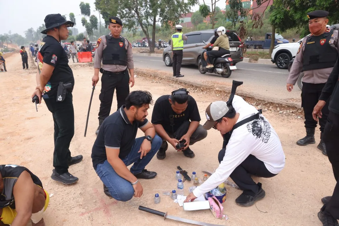 Polda Kepri Gelar KRYD di Kampung Madani, 64 Orang Jalani Pemeriksaan untuk Dukung Pemulihan Kawasan - BERITA POLRI INDEPENDEN INVESTIGASI Polda Kepri Gelar KRYD di Kampung Madani, 64 Orang Jalani Pemeriksaan untuk Dukung Pemulihan Kawasan