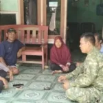 Pererat Silaturahmi dengan Warga Sukaurip, Babinsa Koramil 1601/Indramayu Ajak Masyarakat Jaga Kebersihan dan Keamanan Lingkungan