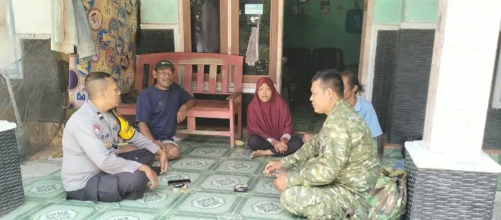 Pererat Silaturahmi dengan Warga Sukaurip, Babinsa Koramil 1601/Indramayu Ajak Masyarakat Jaga Kebersihan dan Keamanan Lingkungan