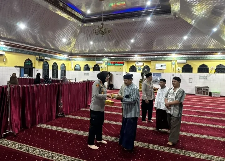 Kapolres Ogan Ilir AKBP Rizka Aprianti Pimpin Subuh Keliling di Masjid Al Muhajirin, Ajak Warga Jaga Kamtibmas