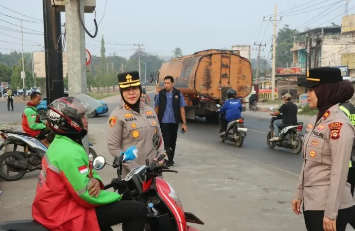 Kapolres Ogan Ilir AKBP Rizka Aprianti Pimpin Pengaturan Lalu Lintas Pagi, Patroli, dan Sosialisasi Layanan 110 - BERITA POLRI INDEPENDEN INVESTIGASI Kapolres Ogan Ilir AKBP Rizka Aprianti Pimpin Pengaturan Lalu Lintas Pagi, Patroli, dan Sosialisasi Layanan 110