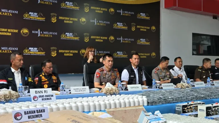 Polda Metro Jaya Bongkar Pabrik Obat Keras Ilegal di Sukoharjo, 16 Orang Diamankan