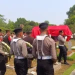 Isak Tangis Warnai Pemakaman Eks Kadivhubinter Polri Napoleon Bonaparte di Cikeas