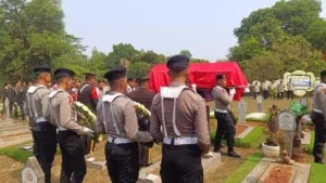 Isak Tangis Warnai Pemakaman Eks Kadivhubinter Polri Napoleon Bonaparte di Cikeas