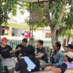 Sertu Budi H, Babinsa Koramil 1608/Karangampel, Ajak Warga Jaga Kebersihan dan Keamanan Lingkungan