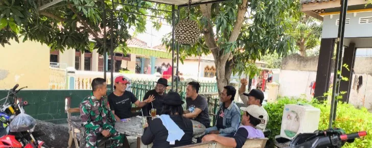 Jaga Lingkungan Tetap Asri dan AmanSertu Budi H Babinsa Koramil 1608Karangampel Gelar Komsos Bersama Warga - BERITA POLRI INDEPENDEN INVESTIGASI Sertu Budi H, Babinsa Koramil 1608/Karangampel, Ajak Warga Jaga Kebersihan dan Keamanan Lingkungan