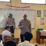 Polsek Cikarang Selatan Salurkan Sembako dan Santunan kepada Pasangan Lansia di Desa Sukadami, Kabupaten Bekasi