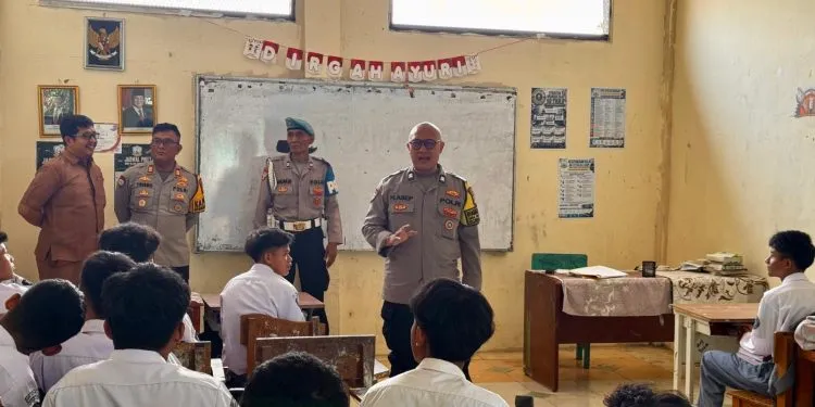 Polsek Cikarang Selatan Salurkan Sembako dan Santunan kepada Pasangan Lansia di Desa Sukadami, Kabupaten Bekasi