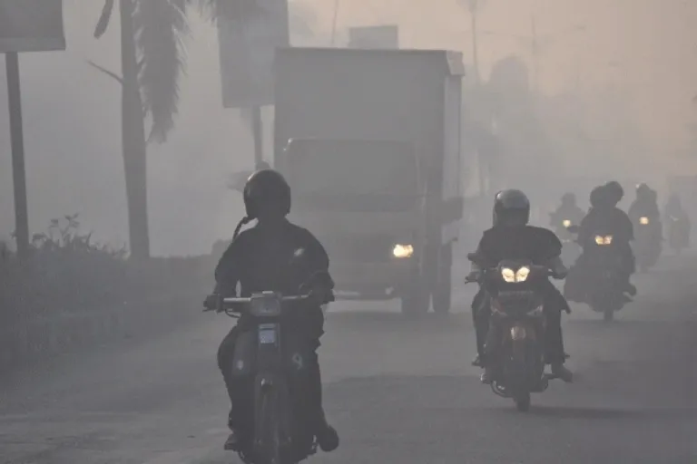 Kabut Asap Ganggu Jarak Pandang di Maluku Utara, Ditlantas Polda Malut Imbau Pengendara Utamakan Keselamatan