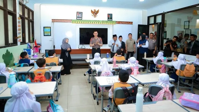 Kapolda Metro Hadiri Kegiatan di SD-SMP Muhammadiyah, Perkuat Komitmen Polisi Peduli Pendidikan