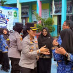 Kapolres Karimun Turun Langsung Atur Lalu Lintas, Bagikan Masker dan Edukasi Pelajar