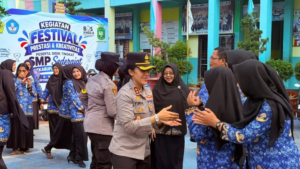 Kapolres Karimun Turun Langsung Atur Lalu Lintas, Bagikan Masker dan Edukasi Pelajar