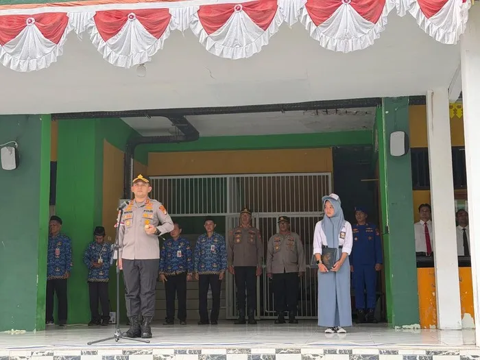 Kapolres Kepulauan Seribu Pimpin Upacara di SMAN 69 Jakarta Ingatkan Bahaya Narkoba-Judol - BERITA POLRI INDEPENDEN INVESTIGASI Kapolres Kepulauan Seribu Pimpin Upacara di SMAN 69 Jakarta, Ingatkan Bahaya Narkoba-Judol