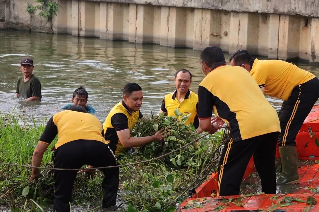 Kapolres Metro Bekasi Kota Turun Langsung Dukung Normalisasi Kali Baru, Perkuat Gerakan Green Policing
