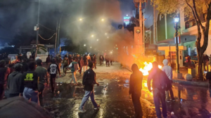 Kericuhan Pecah di Depan DPRD DIY, Massa Berpakaian Hitam Bentrok dengan Polisi dan Lempari Petugas