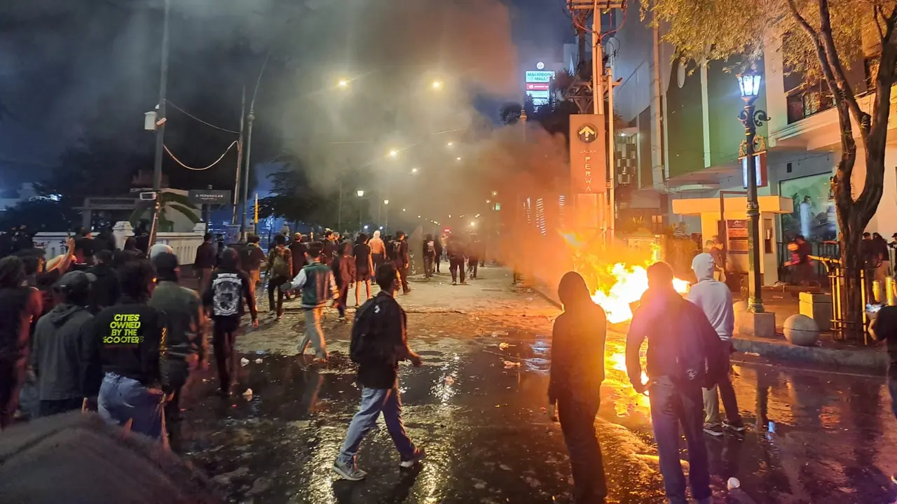 Kericuhan Pecah di DPRD DIY Massa Berpakaian Hitam Bentrok dengan Polisi - BERITA POLRI INDEPENDEN INVESTIGASI Kericuhan Pecah di Depan DPRD DIY, Massa Berpakaian Hitam Bentrok dengan Polisi dan Lempari Petugas