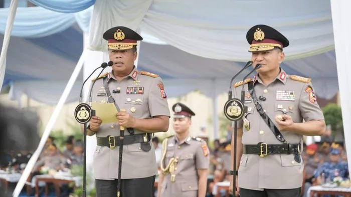Komjen Herry Heryawan Serahkan Tongkat Komando Polda Riau kepada Irjen Arman Achdiat