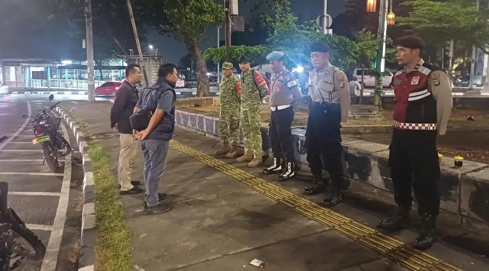 Koramil 03/Ps.Rebo-Ciracas Perkuat Kamtibmas Lewat Patroli Siskamling Bersama Komduk.