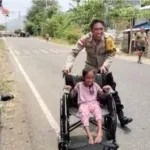 Kursi Roda dari Pak Polisi Bawa Keceriaan bagi Bocah Fitri