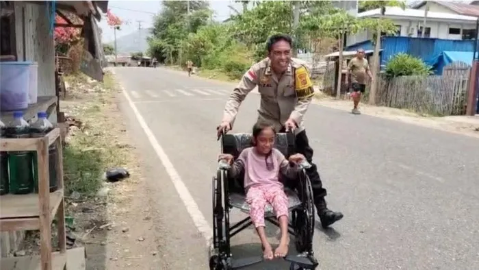 Kursi Roda dari Pak Polisi Bawa Keceriaan bagi Bocah Fitri