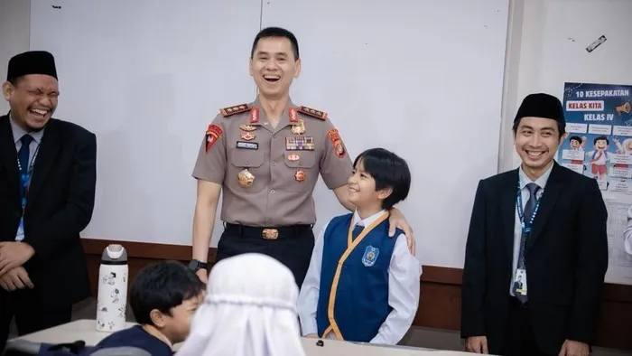 Lewat Program Polisi Peduli Pendidikan, Kapolda Metro Dorong Literasi AI Sejak Dini