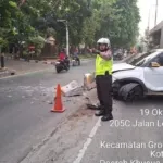 Mobil SUV Tabrak Separator Busway di Grogol, Lalu Lintas Arah Tomang Mengalami Kepadatan