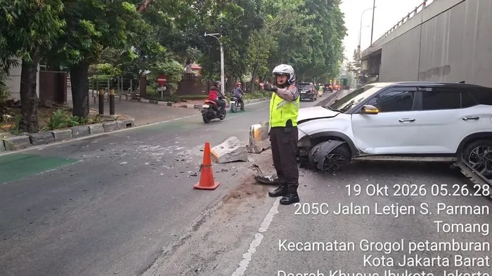 Mobil SUV Tabrak Separator Busway di Grogol, Lalu Lintas Arah Tomang Mengalami Kepadatan