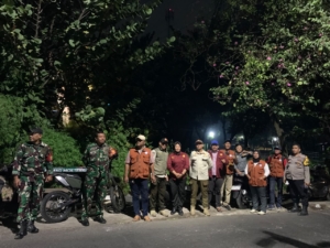 Cegah Tawuran dan Kenakalan Remaja, Koramil 07/Cipayung Bersama Komduk Gelar Patroli/Siskamling