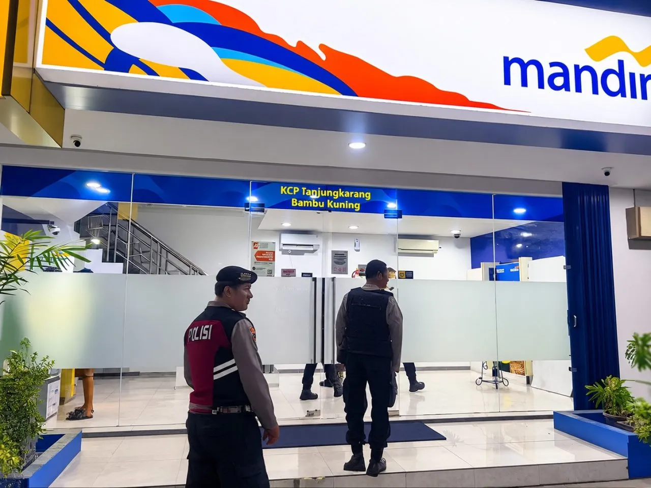 Patroli Malam Polisi Sisir Perkantoran hingga ATM di Bandar Lampung Antisipasi Aksi Kriminal - BERITA POLRI INDEPENDEN INVESTIGASI Patroli Malam, Polisi Sisir Perkantoran hingga ATM di Bandar Lampung, Antisipasi Aksi Kriminal