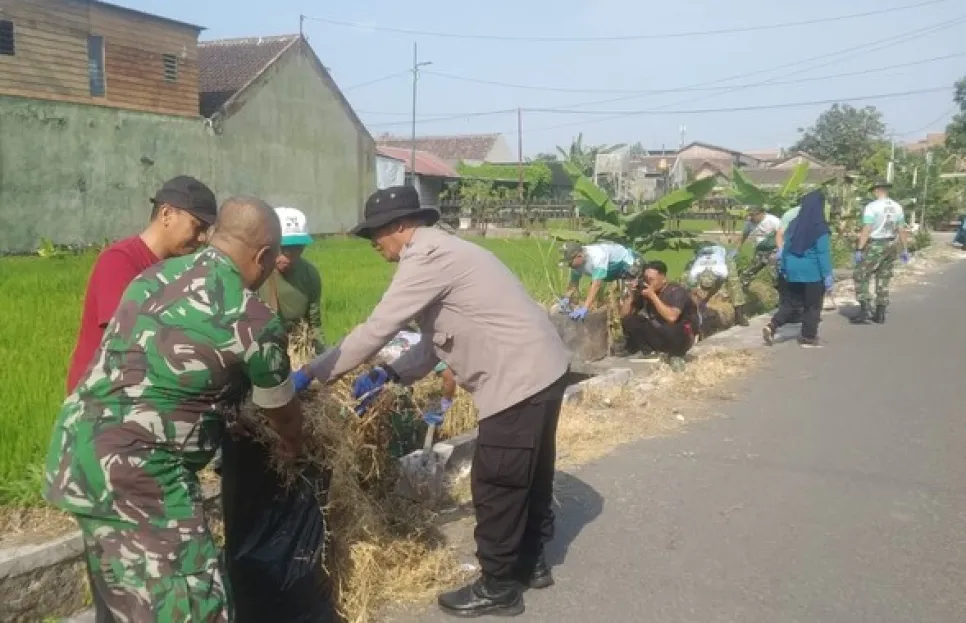 Polsek Kotagede Bersama TNI dan Warga Sukseskan Gerakan Jogja CLINK di Rejowinangun