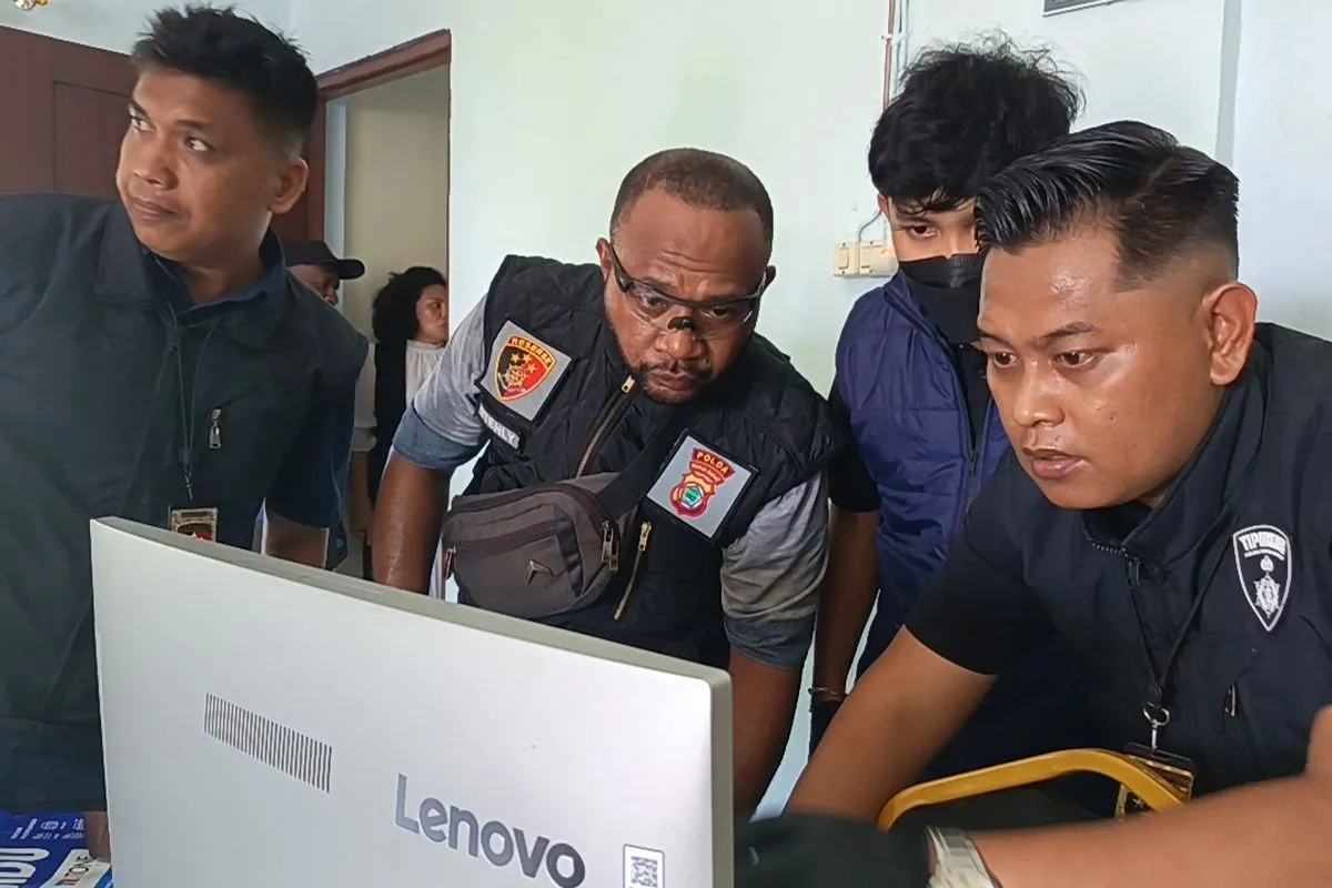 Polda Papua Barat Geledah Rumah Ketua Yayasan Kampus Terkait Dugaan Korupsi Hibah - BERITA POLRI INDEPENDEN INVESTIGASI Polda Papua Barat Geledah Rumah Ketua Yayasan Kampus, Dalami Dugaan Korupsi Dana Hibah Rp7,35 Miliar