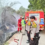 Polisi Bersama Masyarakat Bergerak Cepat Padamkan Kebakaran Lahan di Lawang Kidul